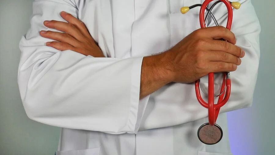 Médecin les bras croisés