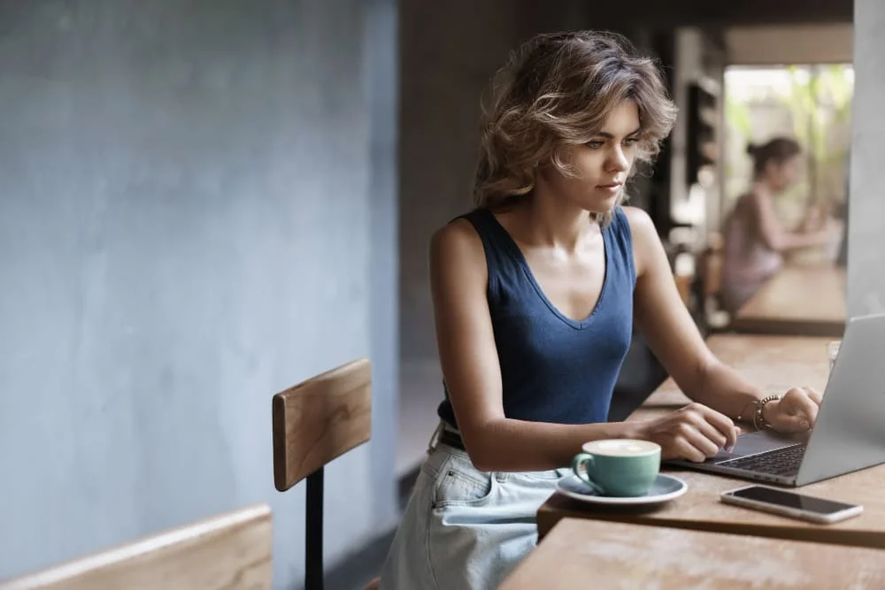 Femme travaillant comme nomade numérique en Espagne
