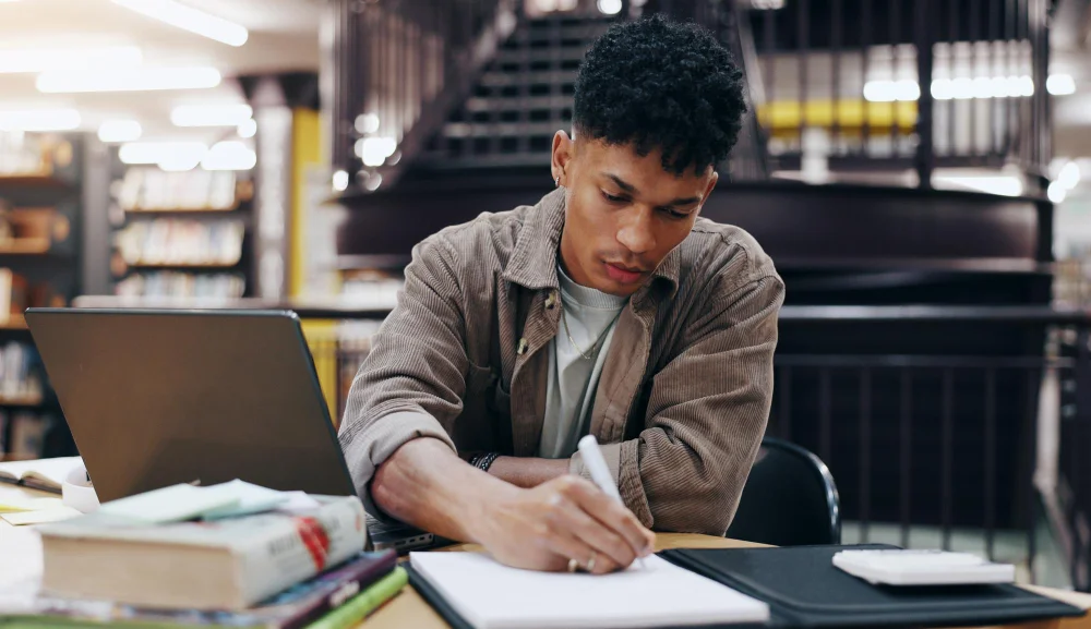 Joven africano estudiando