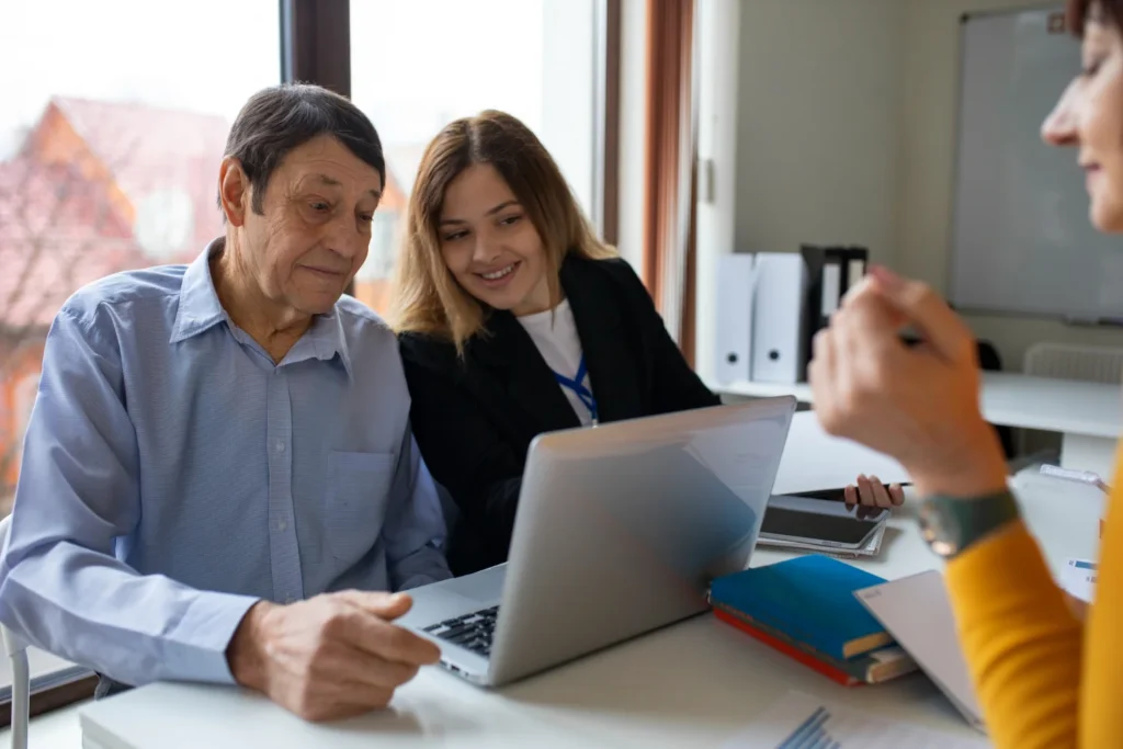 Familia completando trámites de extranjería en España
