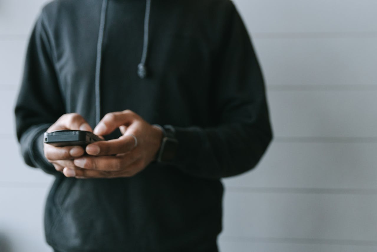 Main utilisant un mobile pour payer la taxe 790-052 pour la régularisation 2026