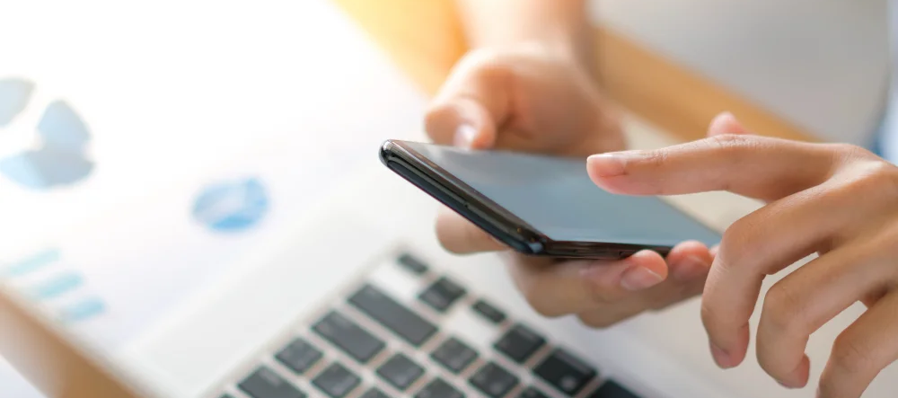 persona consultando el móvil para contactar por servicios de extranjería para españa